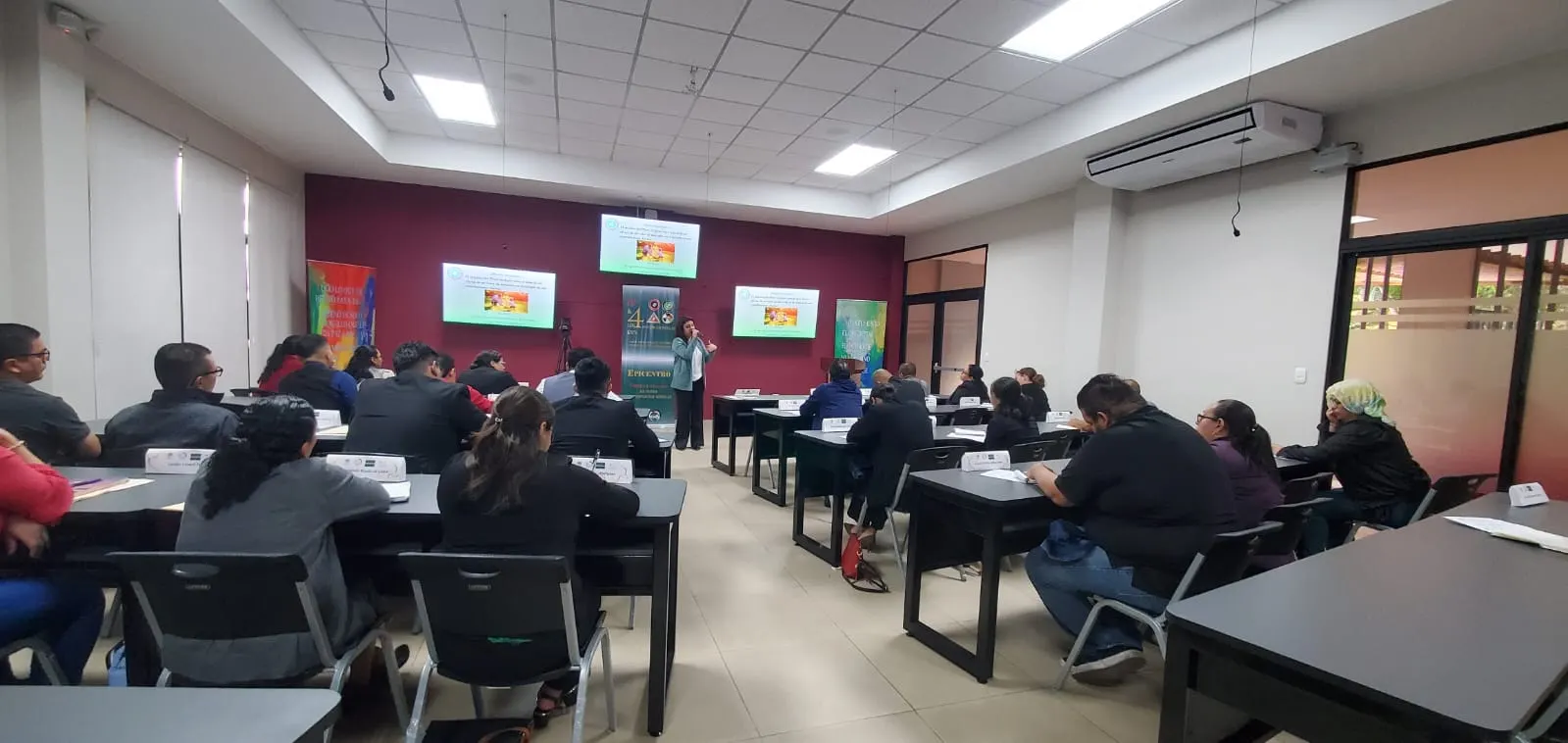 Participantes durante taller