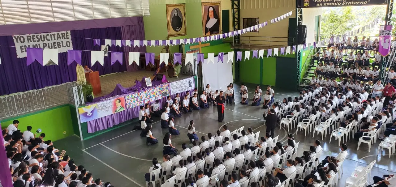 Estudiantes trabajando en aula